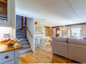 Una cocina y una sala de estar con un sofá y una mesa. en 3 Bed in Tamar Valley 78918, en Stoke Climsland 40 fotos más