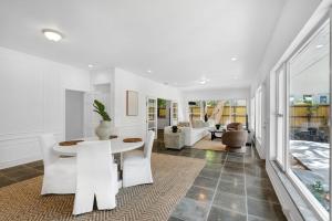 Una sala de estar con una mesa y sillas blancas. en Memory Lane Cozy Home with Pool Lush South Miami, en Miami 26 fotos más