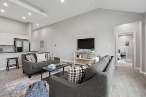a living room with two couches and a tv at Modern Escape in Cedar Creek in Cedar Creek