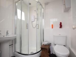 een badkamer met een douche, een toilet en een wastafel bij 6 Bed in Wroxham 72652 in Hoveton +20 foto's