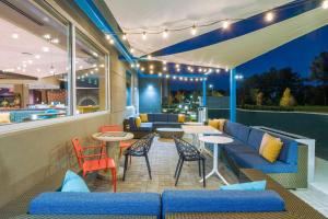 Χώρος καθιστικού στο Tru By Hilton Savannah Airport