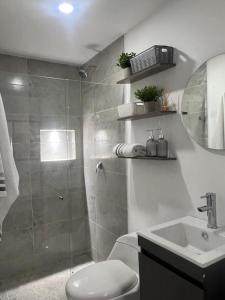 Ένα μπάνιο στο Apartamento en la América