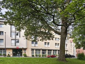 a tree in front of a building at ibis Aachen Marschiertor - Aix-la-Chapelle in Aachen