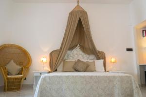 una camera con un grande letto a baldacchino di Hotel Lisca Bianca a Panarea