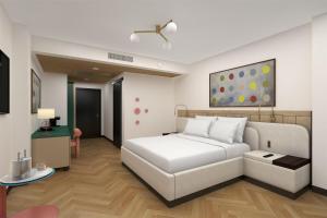 Un dormitorio con una cama blanca en una habitación. en Hilton Miami Beach, en Miami Beach