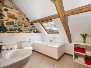 Ένα μπάνιο στο 5 Bed in Dartmoor National Park 73264 +51 φωτογραφίες