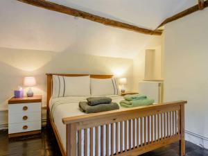 a bedroom with a bed with two towels on it at 3 Bed in Builth Wells 85926 in Cregrina