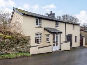 a white house with a stone wall at 3 Bed in Builth Wells 85926 in Cregrina
