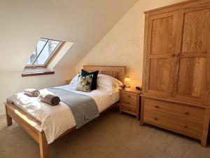 Un dormitorio con una cama y un armario de madera. en 3 Bed in Braunton 86704, en Braunton
