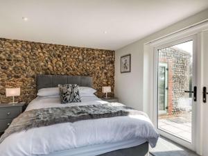 Ένα ή περισσότερα κρεβάτια σε δωμάτιο στο 5 Bed in Southrepps 87444