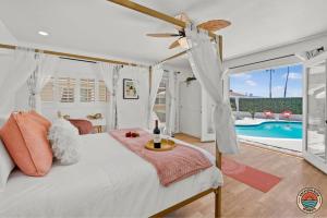 Un dormitorio con una cama y una piscina. en Villa La Solana, en La Mesa