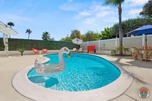 una piscina con dos cisnes en el agua en Villa La Solana, en La Mesa 46 fotos más