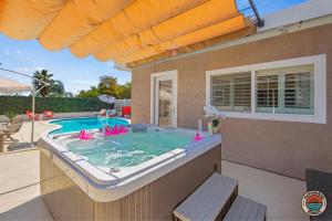 un jacuzzi en el patio trasero de una casa en Villa La Solana, en La Mesa