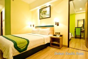 Giường trong phòng chung tại Green Batara Hotel