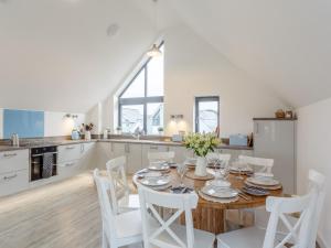 une cuisine et une salle à manger avec une table et des chaises dans l'établissement 4 Bed in Westward Ho 72587, à Northam