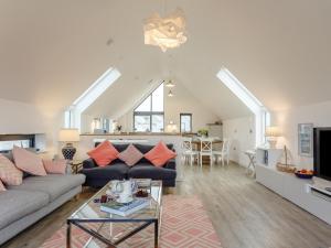 un salon avec un canapé et une table dans l'établissement 4 Bed in Westward Ho 72587, à Northam