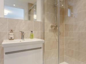 une salle de bain avec lavabo et douche dans l'établissement 4 Bed in Westward Ho 72587, à Northam 16 autres photos