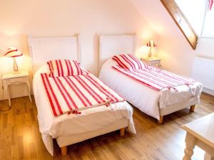 2 lits dans une chambre avec 2 tables et 2 lampes dans l'établissement Élégante chambre d'hôte au bord de la Loire, proche Paris - FR-1-590-321, à Guilly