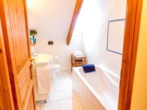 une salle de bain avec une baignoire, des toilettes et un lavabo dans l'établissement Élégante chambre d'hôte au bord de la Loire, proche Paris - FR-1-590-321, à Guilly