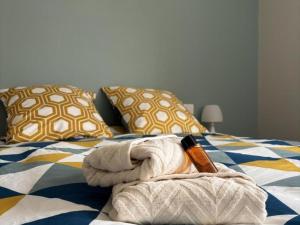 a bed with towels and pillows on it at Gîte familial 4 pers, nature et confort inclus près du PAL - FR-1-489-587 in Saligny-sur-Roudon