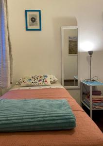 a bedroom with a bed and a table and a mirror at Plazoleta Apartamento in Córdoba