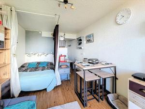 Postel nebo postele na pokoji v ubytování Studio cosy Skis aux pieds Balcon vue montagne - FR-1-267-319