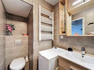 Koupelna v ubytování Studio cosy Skis aux pieds Balcon vue montagne - FR-1-267-319 + 13 fotografií