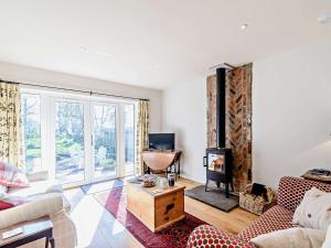 un soggiorno con divano e camino di 2 Bed in Beverley 75583 a Lund