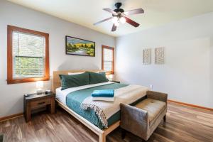 Voodi või voodid majutusasutuse Luxe-Hot Tub-Game Room-29 Min to SNP-River-5 Acres toas