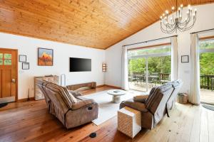 Televiisor ja/või meelelahutuskeskus majutusasutuses Luxe-Hot Tub-Game Room-29 Min to SNP-River-5 Acres