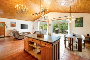 Istumisnurk majutusasutuses Luxe-Hot Tub-Game Room-29 Min to SNP-River-5 Acres