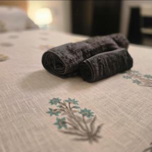 バンガロールにあるSuite 001のテーブルの上に座ったロールアップタオル2枚