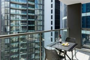 un balcón con una mesa con copas de vino. en Open 1 Bedroom Apartment in Brisbane City, en Brisbane