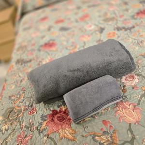 バンガロールにあるSuite 001のベッドの上に座るタオル