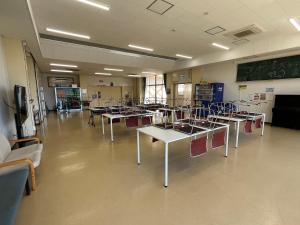 a room with tables and chairs in a classroom at 三陸アクティブ in Ōfunato