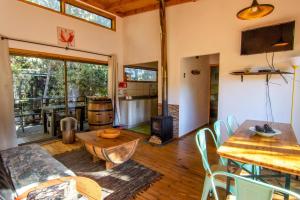 a living room with a table and a kitchen at Lodge Terra Mar in Pichilemu