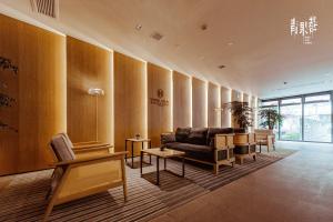 常州市にあるQingguoxiang Wenqi Hotelのソファとテーブルのある待合室