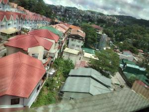un gruppo di edifici con tetti rossi in una città di Studio 510 A Slice of Baguio Paradise with pool and view a Baguio