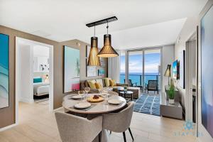 Posezení v ubytování Luxury 2BR Apt With Ocean View Pool & Amenities