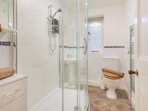 a bathroom with a glass shower and a toilet at 2 Bed in Lorton SZ492 in Lorton +20 photos