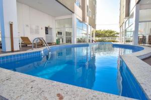 una piscina al centro di un edificio di Deixe a energia fluir e contaminar suas férias. a Florianópolis