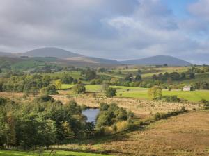 ウォーターミロックにある1 Bed in Matterdale SZ222の山を背景にした田地の川 +2枚の写真