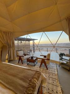 ein großes Zelt mit Blick auf das Meer in der Unterkunft Sunset Domes Premium in Badīyah