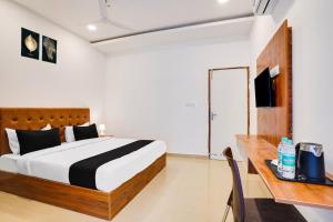 Ένα ή περισσότερα κρεβάτια σε δωμάτιο στο RG SUITES Silk Board Near Madiwala