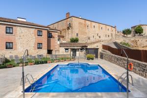a pool in front of an old building at Parador de Trujillo in Trujillo