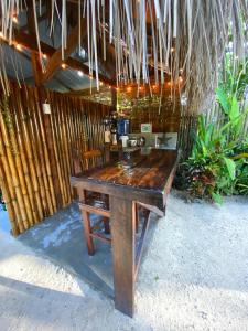 un tavolo in legno seduto di fronte a un edificio di New native buotique resort a Sampong Altre 12 foto