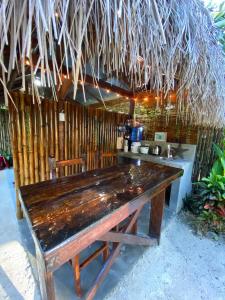 un grande tavolo in legno di fronte a una cucina di New native buotique resort a Sampong