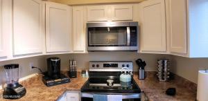 Η κουζίνα ή μικρή κουζίνα στο 2-bed condo, cook-ready kitchen, and laundry, 5-8 minutes from University of Arizona and downtown Tucson