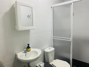 トゥマコにあるAlojamiento ZVのトイレと洗面台を備えた白いバスルーム