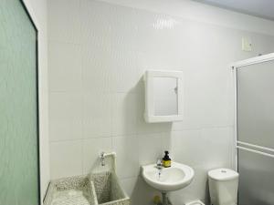 トゥマコにあるAlojamiento ZVの洗面台とトイレを備えた白いバスルーム